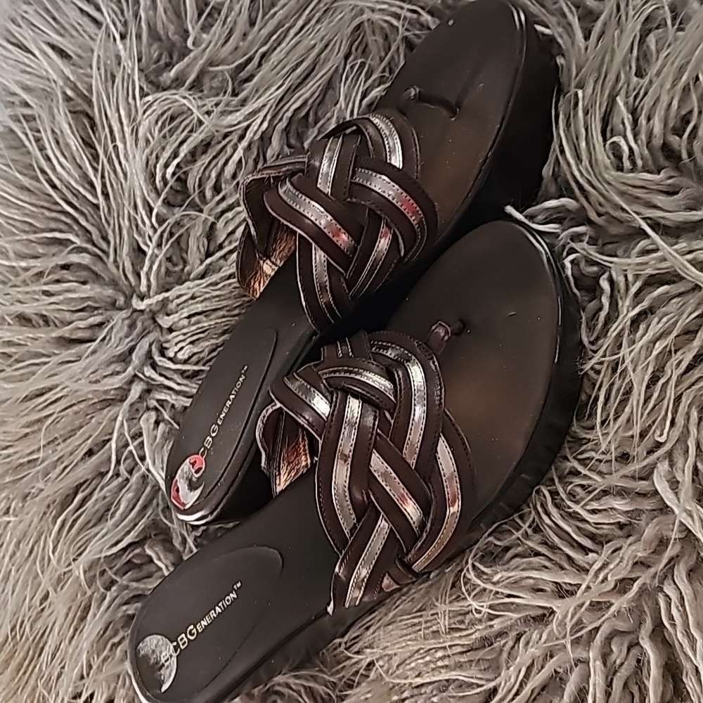 BCBG GENERATION thong sandals sz 10B